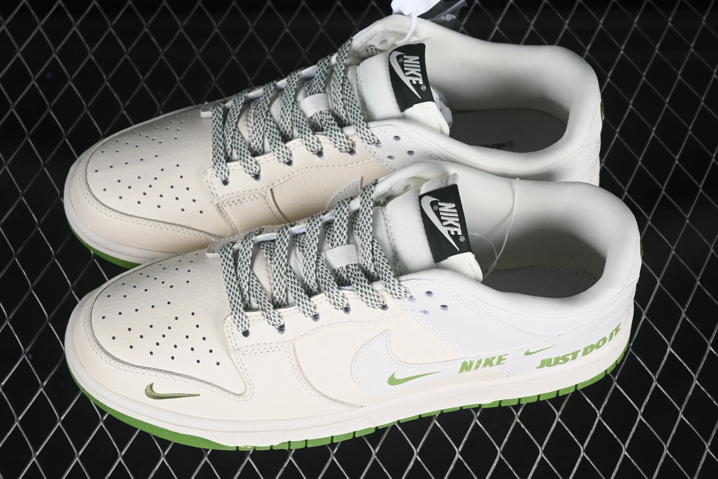All categories Nk SB Dunk Series Nk SB Dunk Low High-end customized low-top sneakers Nike SB Dunk Low Beige White Hook Anniversary high-end customized low-top casual sneakers KK1333-042